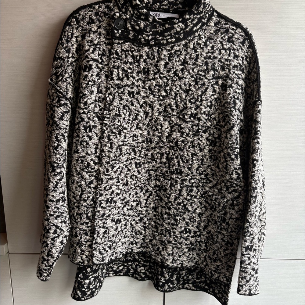 Zara Black and White Textured Cape